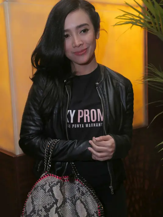 Meskipun Dea Ananda belum berhijab, ia tengah mendalami akting sebagai wanita yang berhijab, menutup aurat , dan perannya sebagai seorang ibu dari 3 anak. (Andy Masela/Bintang.com)