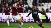 Striker Arsenal asal Brasil Gabriel Jesus (kanan) berlari membawa bola dalam laga lanjutan Liga Inggris&nbsp;Inggris antara West Ham United vs Arsenal di Stadion London, London pada Minggu (1/12/2024) dini hari WIB. Arsenal menang 5-2 atas West Ham. (HENRY NICHOLLS / AFP)