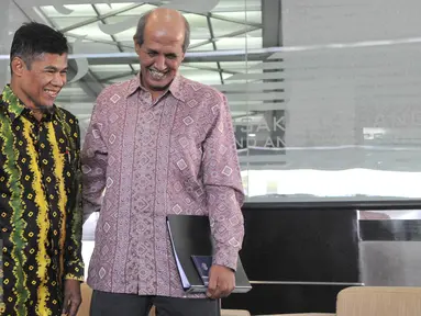 Ketua PPATK M Yusuf (kiri) bersama Dirjen Multilateral Kemenlu Hasan Kleib berbincang usai memberi keterangan terkait penghapusan Indonesia dari status Grey Area oleh FATF di Kantor PPATK Jakarta, Jumat (26/6/2015). (Liputan6.com/Herman Zakharia)