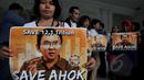 Massa dari Pijar Indonesia menggelar aksi save Ahok di teras Balaikota Jakarta, Selasa (3/3/2015). Mereka mendukung Ahok untuk membongkar dan menyeret ke meja hijau mafia anggaran di DPRD DKI Jakarta. (Liputan6.com/Johan Tallo)