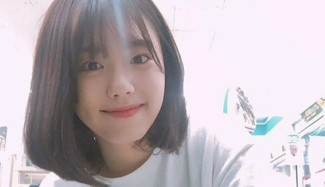 Kim Sohye mengejutkan para penggemarnya saat ia memperlihatkan model rambutnya yang baru. Ia terlihat sangat imut dengna model rambut bob pendek. (Foto: koreaboo.com)