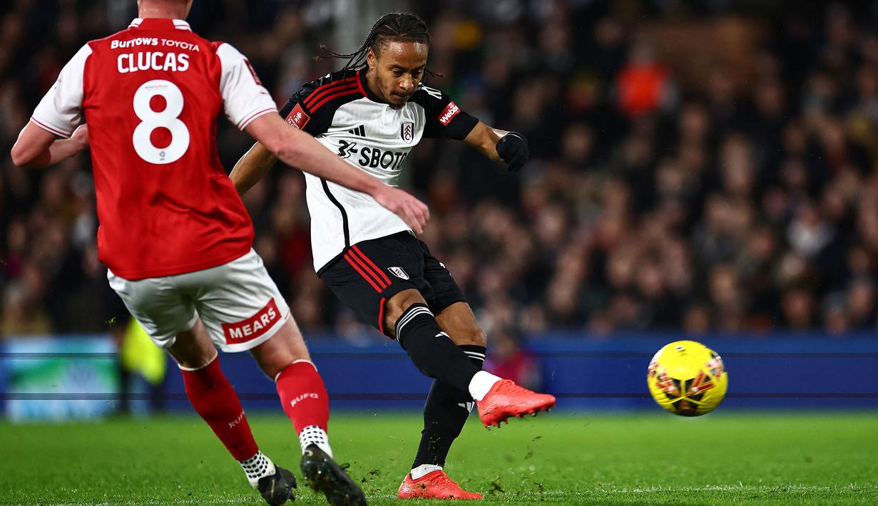 Pemain Fulham, Bobby De Cordova-Reid mencetak gol kemenangan ke gawang Rotherham pada laga putaran ketiga Piala FA 2023/2024 yang berlangsung di Craven Cottage, London, Inggris, Sabtu (06/01/2023). (AFP/Henry Nicholls)