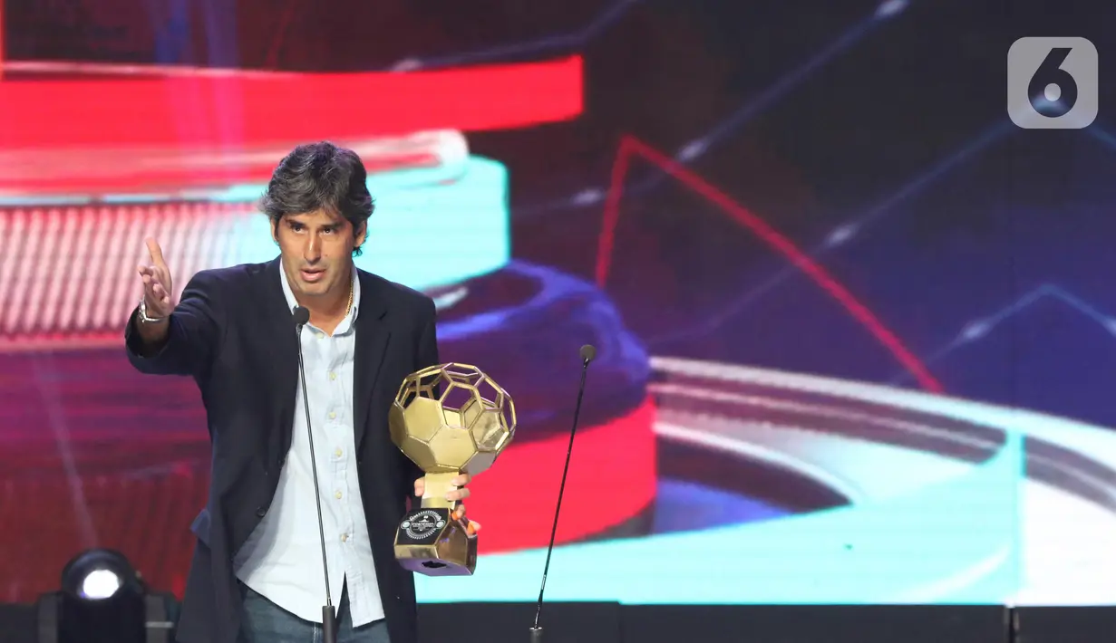 Pelatih Bali United, Stefano Cugurra memberi pernyataan usai menerima trofi Best Coach 2019 saat Indonesian Soccer Award 2019 di Studio 6 Indosiar, Jakarta, Jumat (10/1/2020). 16 penghargaan diberikan pada acara ini. (Liputan6.com/Helmi Fithriansyah)