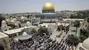 Jemaah muslim Palestina melaksakan salat di depan Dome of the Rock atau Kubah Shakhrah yang berada di tengah kompleks Masjid Al Aqsa, Yerusalem (8/6). (AP/Mahmoud Illean)