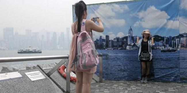 Para wisatawan berfoto dengan background poster | (c) CFP