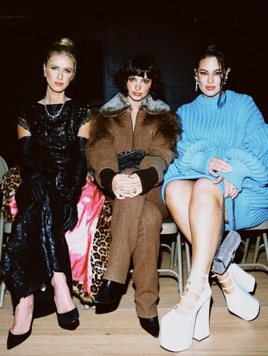 Emrata juga berpose bersama Ashley Graham yang mengenakan sweater biru. Keduanya terlihat glamor dengan ciri khas gaya tersendiri yang menginspirasi.  [Foto: Emrata/ Instagram]