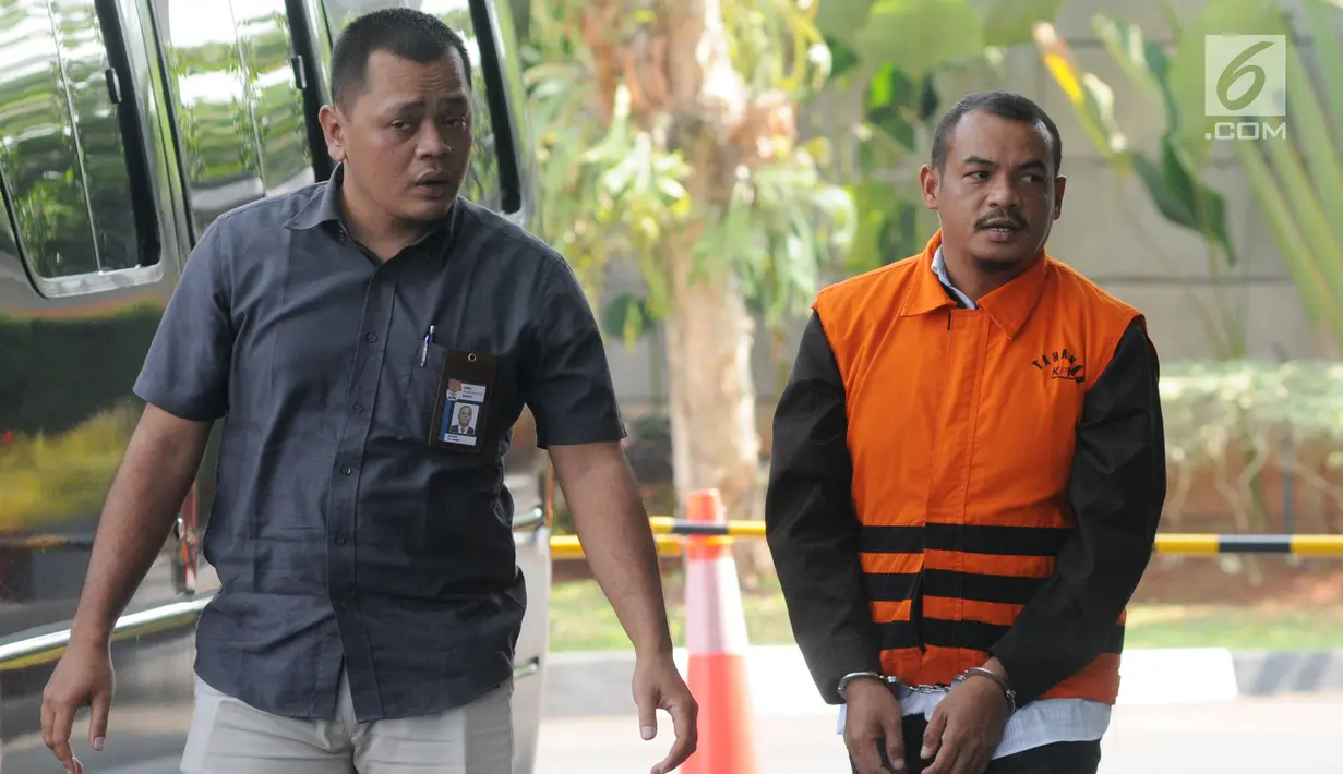Pengusaha Abu Bakar (kanan) saat tiba di Gedung KPK, Jakarta, Selasa (30/7/2019). Abu Bakar diperiksa sebagai tersangka terkait dugaan penyuapan terhadap Gubernur Kepulauan Riau Nurdin Basirun agar memberikan izin prinsip lokasi reklamasi di Kepulauan Riau. (merdeka.com/Dwi Narwoko)