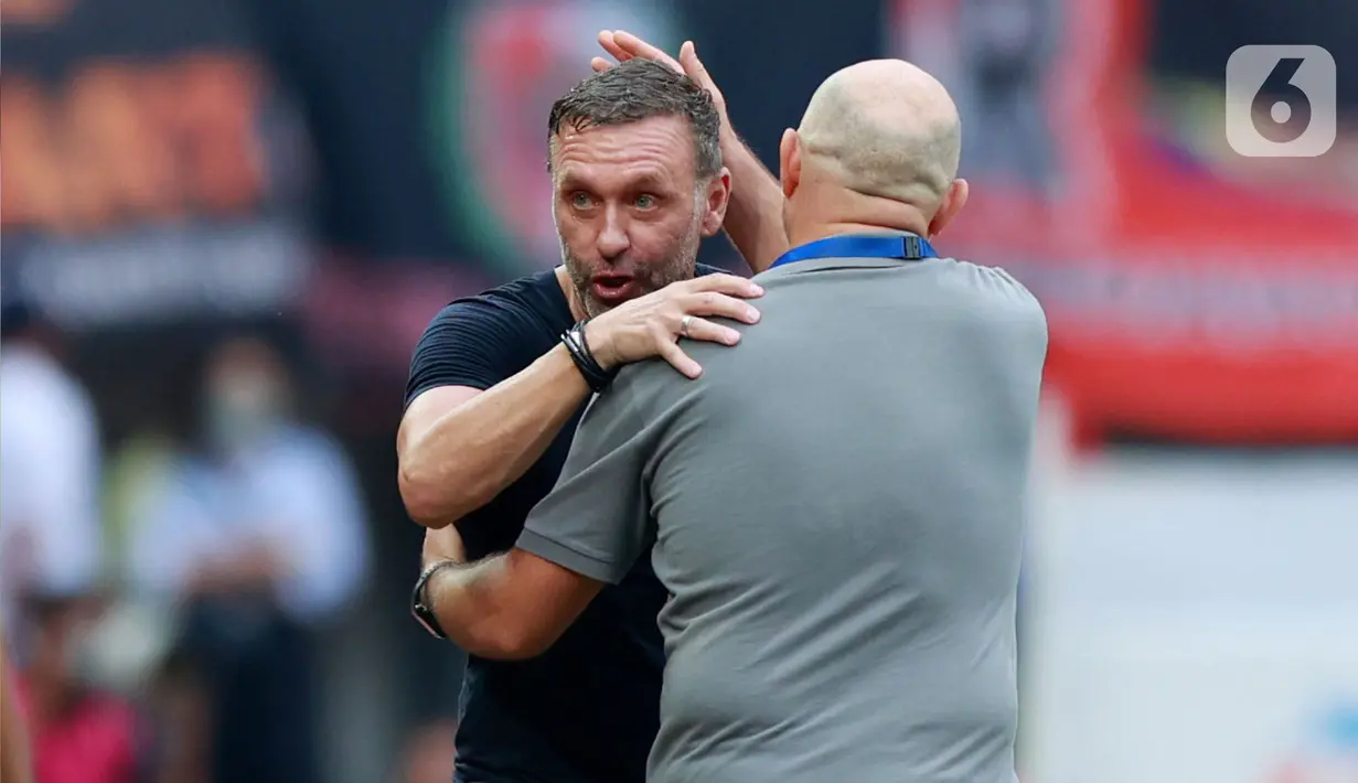 Pelatih Persija Jakarta, Thomas Doll, berpelukan dengan pelatih PSM Makassar, Bernardo Tavares, pada laga pekan ke-20 BRI Liga 1 2022/2023 di Stadion Patriot Candrabhaga, Bekasi, Rabu (25/1/2023). Hasil ini membawa Persija ke puncak klasemen sementara Liga 1 menggeser PSM turun ke posisi kedua, meski nilainya sama 38 poin dari 20 laga. (Bola.com/M Iqbal Ichsan)