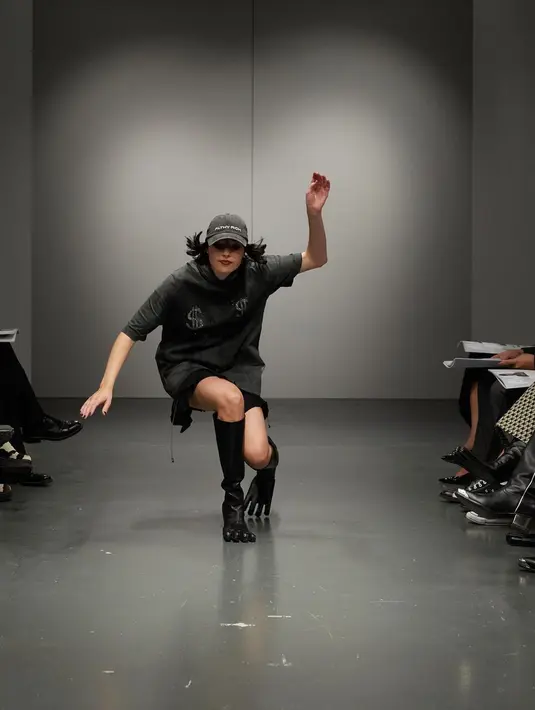 Desainer yang dikenal dengan sepatu cakar dan alas kaki unik lainnya itu memiliki pesan yang ingin disampaikan dalam seni pertunjukannya di Milan Fashion Week. (Foto: instagram.com/avavav)