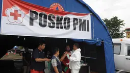 Tim dari PMI melakukan persiapan guna membawa jenazah korban kecelakaan pesawat QZ8501 yang tiba dari KRI Banda Aceh untuk dipindahkan ke RS Sultan Imanuddin di Lanud Iskandar Pangkalan Bun, Kalteng, Rabu (7/1/2015).(Liputan6.com/Andrian M Tunay)
