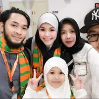 Uki NOAH saat berangkat umrah bersama keluarganya. (Instagram @methayuana)