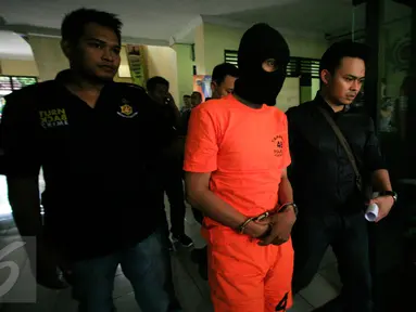 Petugas mengawal tersangka  saat rilis pengungkapan penyayatan di Mapolda DIY, Yogyakarta, (3/5/2016). Tersangka ditangkap beserta barang bukti cuter, pakaian dan sepeda motor miliknya. (Boy Harjanto)
