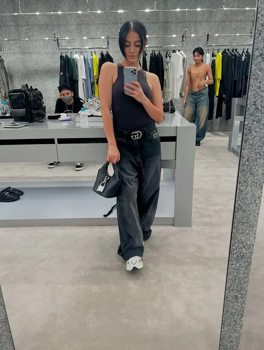 Jalan-jalan ke mal, Agnez Mo kenakan halterneck top dengan oversized jeans pants dan sneakers [@agnezmo]
