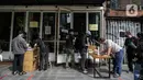 Warga menerima kopi gratis di Filosofi Kopi Melawai, Jakarta, Rabu (30/6/2021). Filosofi Kopi memberikan kopi gratis bagi warga yang telah melakukan vaksinasi COVID-19. Kegiatan tersebut merupakan bentuk dukungan kepada masyarakat agar melakukan vaksinasi COVID-19. (Liputan6.com/Faizal Fanani)