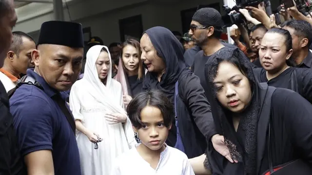 5 Momen Bunga Citra Lestari dan Noah Antarkan Mendiang Ashraf Sinclair Menuju Pemakaman