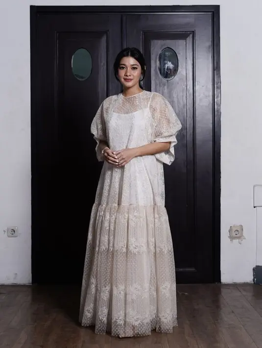 Naysila Mirdad juga tak kalah luar biasa di pagelaran Sapto Djojokartiko SS23. Naysila tampil cantik mengenakan salah satu ensemble dari koleksi Sapto Djojokartiko Spring Summer 2023 yang berwarna putih. Foto: Instagram.