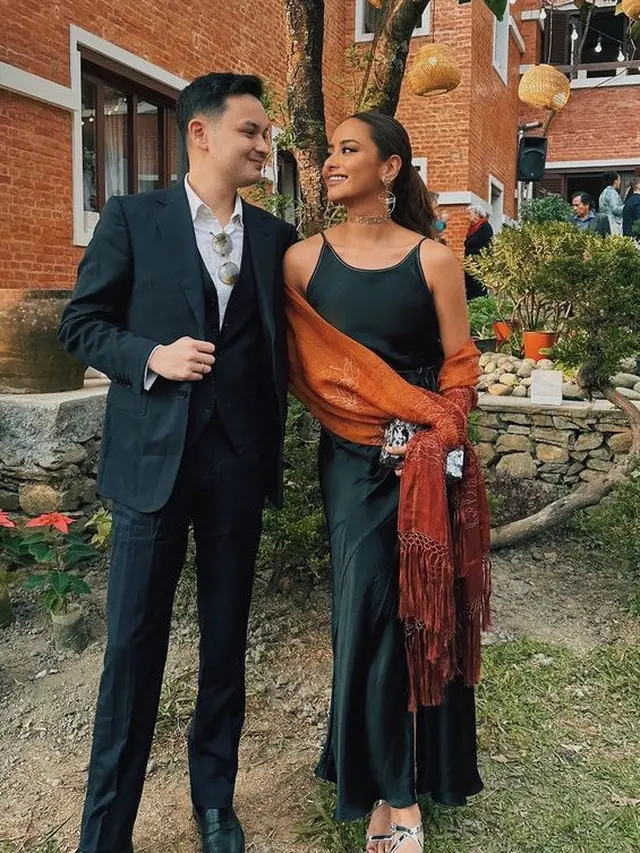 Amanda Khairunnisa adik Maudy Ayunda Kondangan Sampai ke Nepal Bersama Suami. [@akhairunnisa]