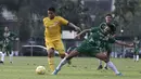 Striker Vamos Indonesia, Nico, berebut bola dengan pemain PS Tira Persikabo U-18 pada pertandingan persahabatan di Lapangan A GBK, Jakarta, Rabu (29/5). Kedua klub bermain imbang 1-1. (Bola.com/Yoppy Renato).