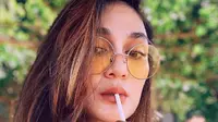 Melalui instagram pribadinya. Artis cantik yang berusia 35 tahun ini mengunggah foto dirinya yang sedang berlibur di salah satu resort di Bali (Liputan6.com/IG/lunamaya)