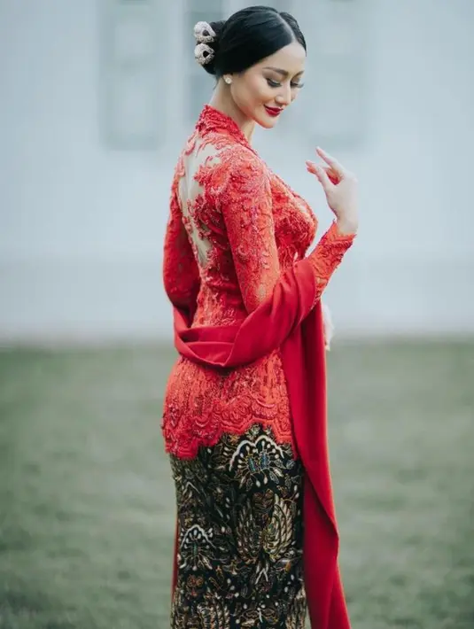 Sementara rambutnya ditata sanggul klasik dihiasi beberapa aksesori dan perhiasan Le Ciel Design.