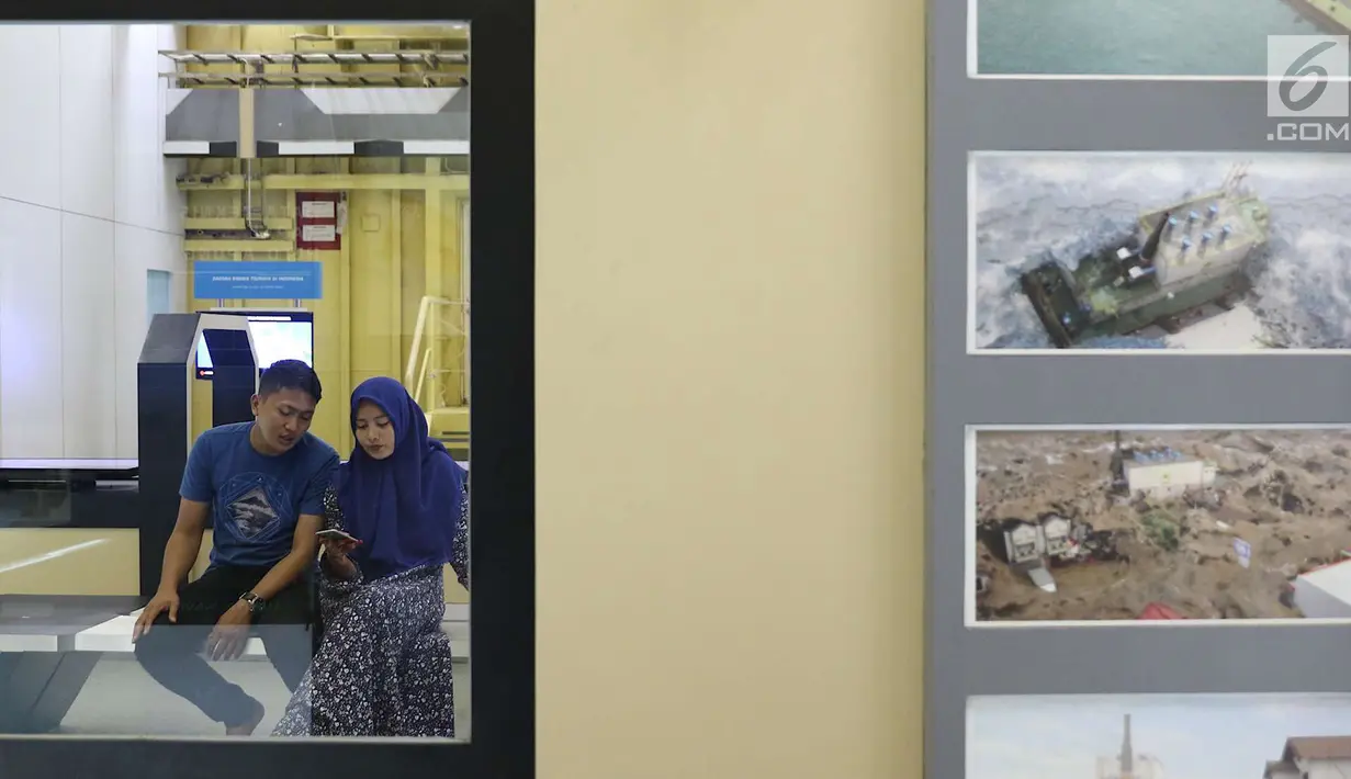 Pengunjung beristirahat saat berkeliling Monumen Kapal Pembangkit Listrik Tenaga Diesel (PLTD) Apung 1 di Aceh, Selasa (31/7). Kapal ini merupakan sumber tenaga listrik bagi wilayah Ulee Lheue sebelum terjadinya tsunami. (Liputan6.com/Immanuel Antonius)