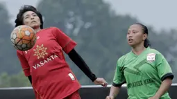 Pemain Vasanta FC, Desy Amelia, mengontrol bola saat pertandingan melawan Gelora Muda pada laga Jakarta Equal Festival 2018 di Sawangan, Depok, Minggu (11/3/2018). Vasanta FC menang 2-0 atas Gelora Muda. (Bola.com/M Iqbal Ichsan)