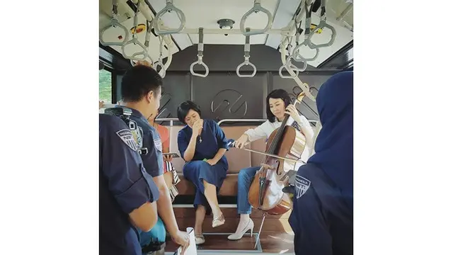 Tunjukkan Kembali Bakat Bermusik, Veronica Tan Main Cello Bareng Putrinya