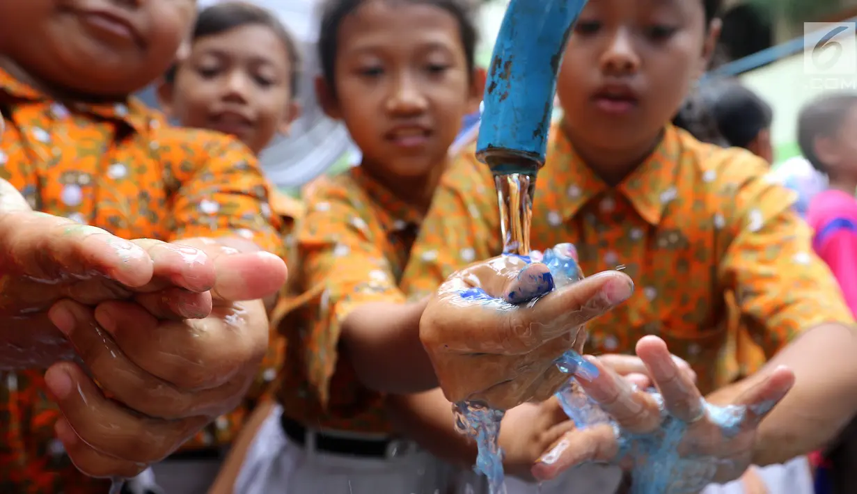 Sejumlah siswa mencuci tangan di SD Negeri 15 Karet Tengsin, Jakarta, Rabu (18/10). Kegiatan yang diadakan operator penyedia air Palyja tersebut bertujuan pentingnya mencuci tangan dan pola hidup bersih dan sehat sejak dini. (Liputan6.com/Fery Pradolo)