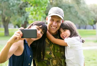 Sahabat Fimela, foto keluarga yang terlihat spontan justru sering terasa lebih natural dan penuh cerita dibanding pose yang terlalu formal. f[Dok/freepik.com/pchvector]