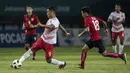Striker Indonesia, Alberto Goncalves, berusaha melewati pemain Laos pada laga Asian Games di Stadion Patriot, Jawa Barat, Jumat (17/8/2018). (Bola.com/Vitalis Yogi Trisna)
