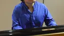 Nobuyuki Tsujii bermain piano saat sesi wawancara dengan AFP di sebuah studio di Tokyo (28/9). Tsujii adalah seorang pianis tuna netra yang namanya terdengar hingga Eropa, bahkan ia disebut-sebut sebagai Beethoven asal Asia. (AFP Photo/Toru Yamanaka)