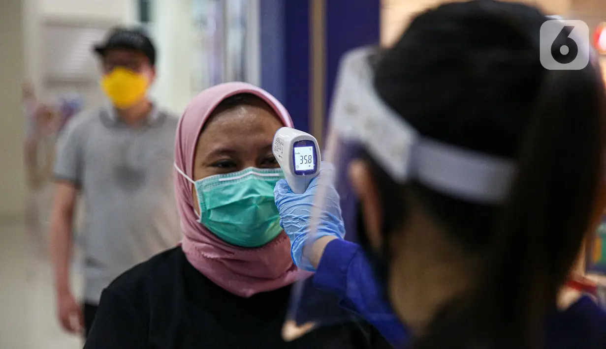 Pengunjung saat dicek suhu tubuh sebelum menonton di bioskop Cinepolis, Jakarta Jumat (23/10/2020). Sejumlah bioskop di Ibu kota kembali beroperasi setelah mendapatkan izin dari Pemprov DKI Jakarta dengan jumlah penonton dibatasi maksimal 25 persen dari total kapasitas. (Liputan6.com/Faizal Fanani)