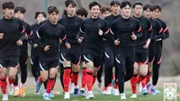 Korea Selatan telah melakukan pemusatan latihan sejak Senin (21/3/2022) dan memanggil 26 pemain pertandingan persahabatan melawan Timnas Indonesia U-19. (dok. KFA)