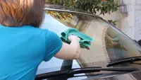 Ilustrasi Cara membersihkan kaca jendela mobil luar. (Microfiber Wholesale)