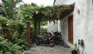 10 Desain Kanopi Samping Rumah untuk Area Penyimpanan Motor yang Aman dan Estetik