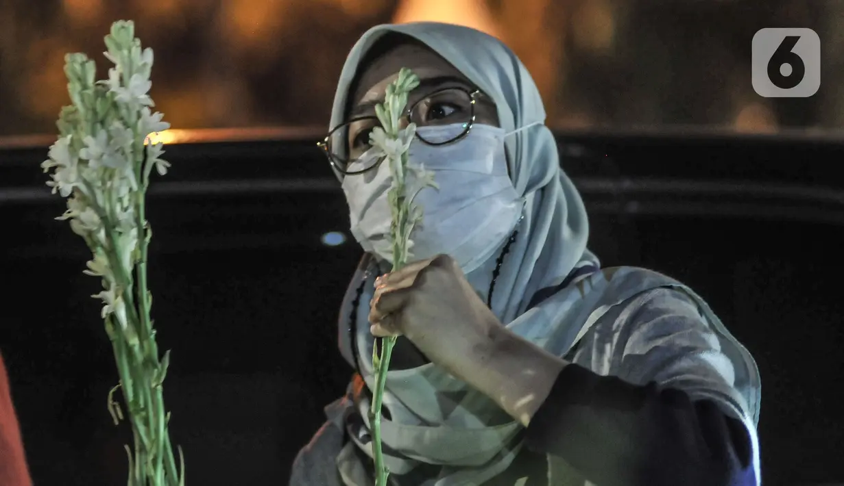 Warga memilih bunga hias di Pasar Rawamangun, Jakarta, Rabu (12/5/2021). Berburu bunga hias seperti sedap malam dan krisan merupakan salah satu tradisi warga muslim di Ibu Kota untuk digunakan sebagai penghias rumah saat perayaan Idul Fitri. (merdeka.com/Iqbal S. Nugroho)