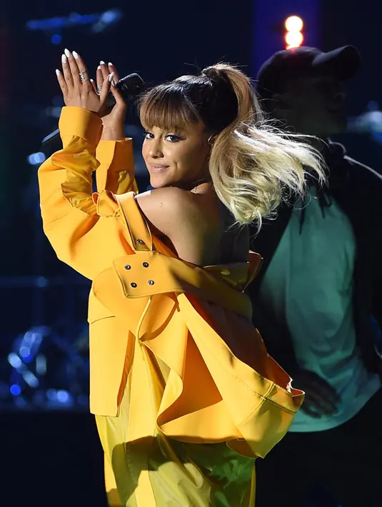 Tak hanya Ariana, ternyata sang ibu yang saat kejadian berada  di lokasi ledakan pun juga merasakan trauma dan kesedihan yang mendalam. Bahkan sampai saat ini ia terus berjaga-jaga menghindari hal yang tak diinginkan. (AFP/Bintang.com)