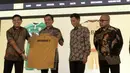 CEO Bhayangkara FC, Irjen (Pol) Royke Lumowa, memberikan jersey saat launching tim di Hotel Borobudur, Jakarta, Jumat (23/2/2018). Bhayangkara FC memperkenalkan pemain dan jersey baru untuk musim Liga Indonesia musim 2018. (Bola.com/M Iqbal Ichsan)