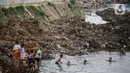 Anak-anak bermain di Sungai Ciliwung yang surut di kawasan Bukit Duri, Jakarta, Sabtu (8/8/2020). Penyusutan debit air Sungai Ciliwung tersebut karena memasuki masa kemarau 2020 yang menurut BMKG akan mencapai puncaknya pada Agustus. (Liputan6.com/Faizal Fanani)