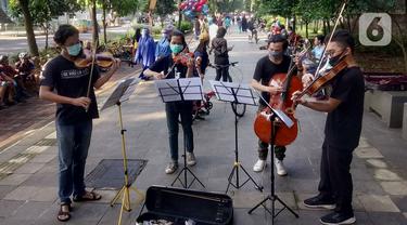 FOTO: Ngamen Musik Klasik di Pedestrian Kebun Raya Bogor
