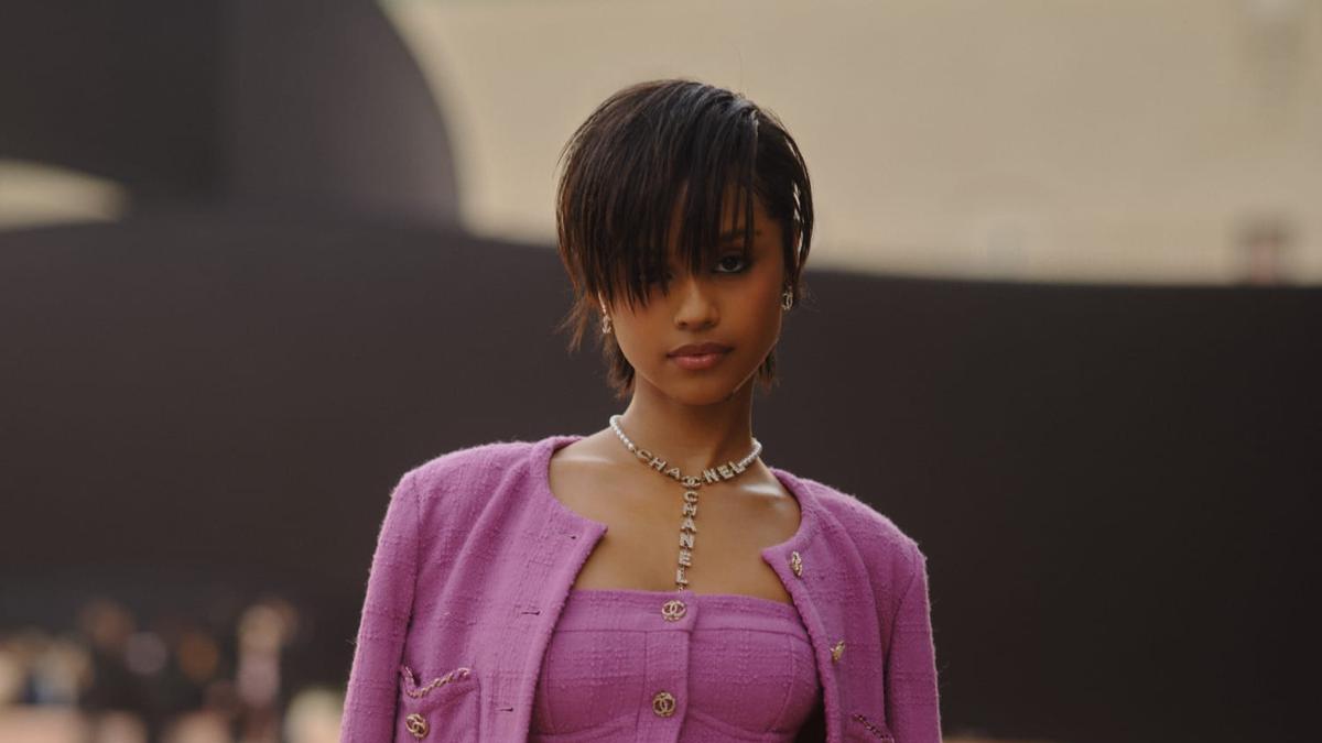 Serba Pink, Gaya Tyla Mencuri Atensi dengan Rambut Pixie Cut di Chanel F/W 2025 Paris Fashion