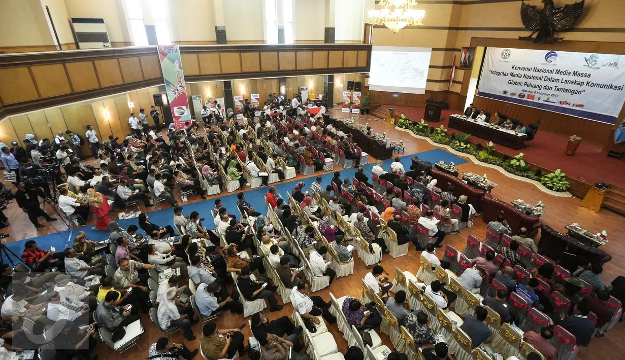 Menkominfo Rudiantara (ketiga kiri) menjadi pembicara dalam Konvensi Nasional Media, di Ambon, Rabu (8/2/). Ini rangkaian acara Peringatan Hari Pers Nasional 2017 di Ambon yang dihadiri sekitar 3.000 pengunjung. (Liputan6.com/Faizal Fanani)