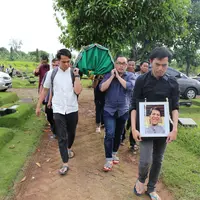 Pemakaman Ayahanda Novita Angie (Daniel Kampua/bintang.com)