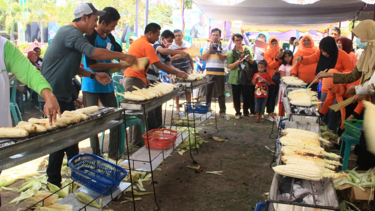 Bakar Jagung Sambil Joget Bikin Ramai Festival Moyo