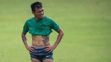 Tato bergambar Bunda Maria dari striker Timnas Indonesia, Ferdinand Sinaga, terlihat saat dirinya berlatih di Lapangan SPH Karawaci, Banten, Minggu (11/12/2106). (Bola.com/Vitalis Yogi Trisna)