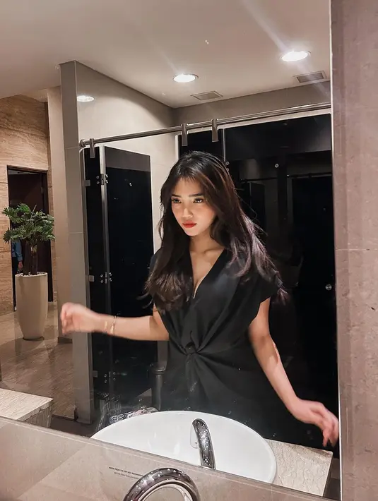 Fuji tampil cantik dengan blouse dress berwarna hitam. [Foto: Instagram/fuji_an]