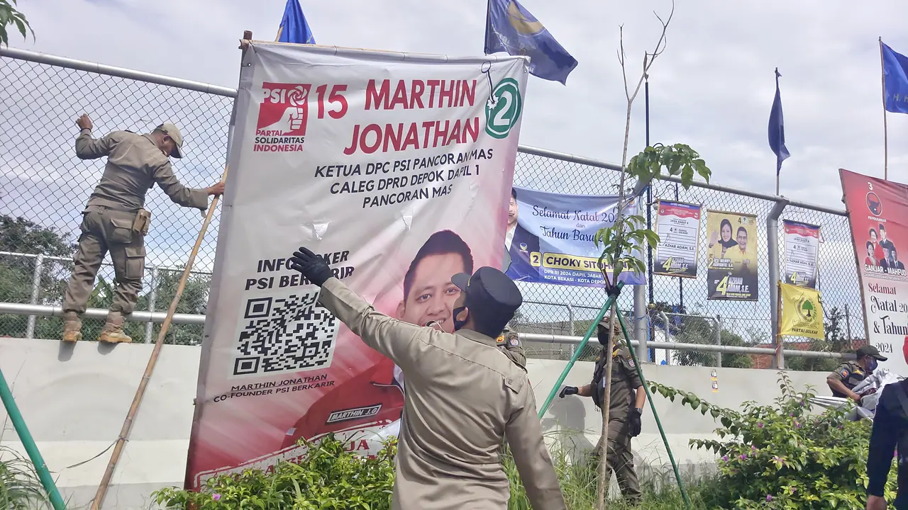 Satpol PP Kota Depok melakukan penertiban APK di Jalan Raya Margonda, Kota Depok