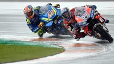 Pebalap Ducati, Andrea Dovizioso (depan) dan pebalap Suzuki, Alex Rins (kiri) dan saat melaju pada MotoGP Grand Prix Valencia di arena balapan Ricardo Tormo, Cheste, Minggu (18/11). Andrea menjuarai MotoGP Valencia. (Jose Jordan/AFP)