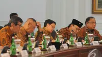 Para Menteri Kabinet Kerja menulis instruksi Presiden Joko Widodo dalam sidang perdana di Kantor Presiden, Jakarta, Senin (27/10/2014). (Liputan6.com/Herman Zakharia)