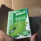 Seorang kurir ganti kotak handphone dengan sekotak yogurt (dok.globaltimes)